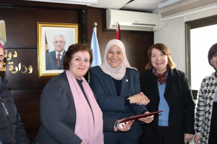 وزارة شؤون المرأة وجمعية المرأة العاملة توقعان مذكرة تفاهم لمناهضة العنف ضد النساء